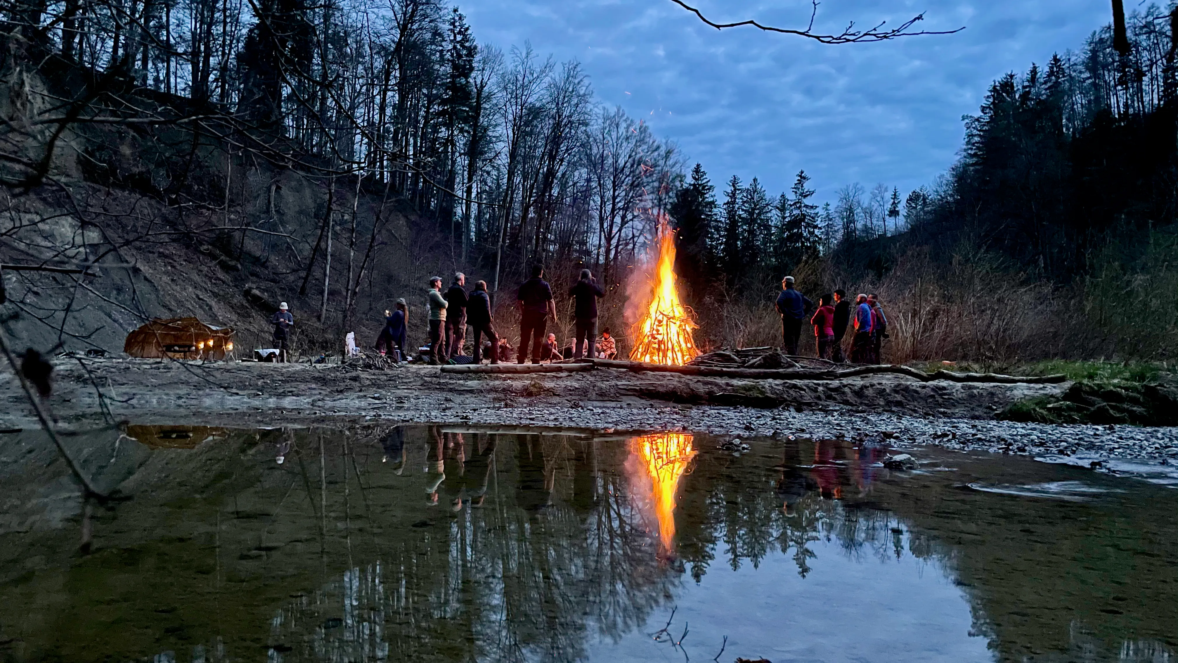 Feuer als symbolisches Zentrum der Gemeinschaft